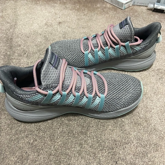 Women’s Merrell hiking shoe - Picture 2 of 6